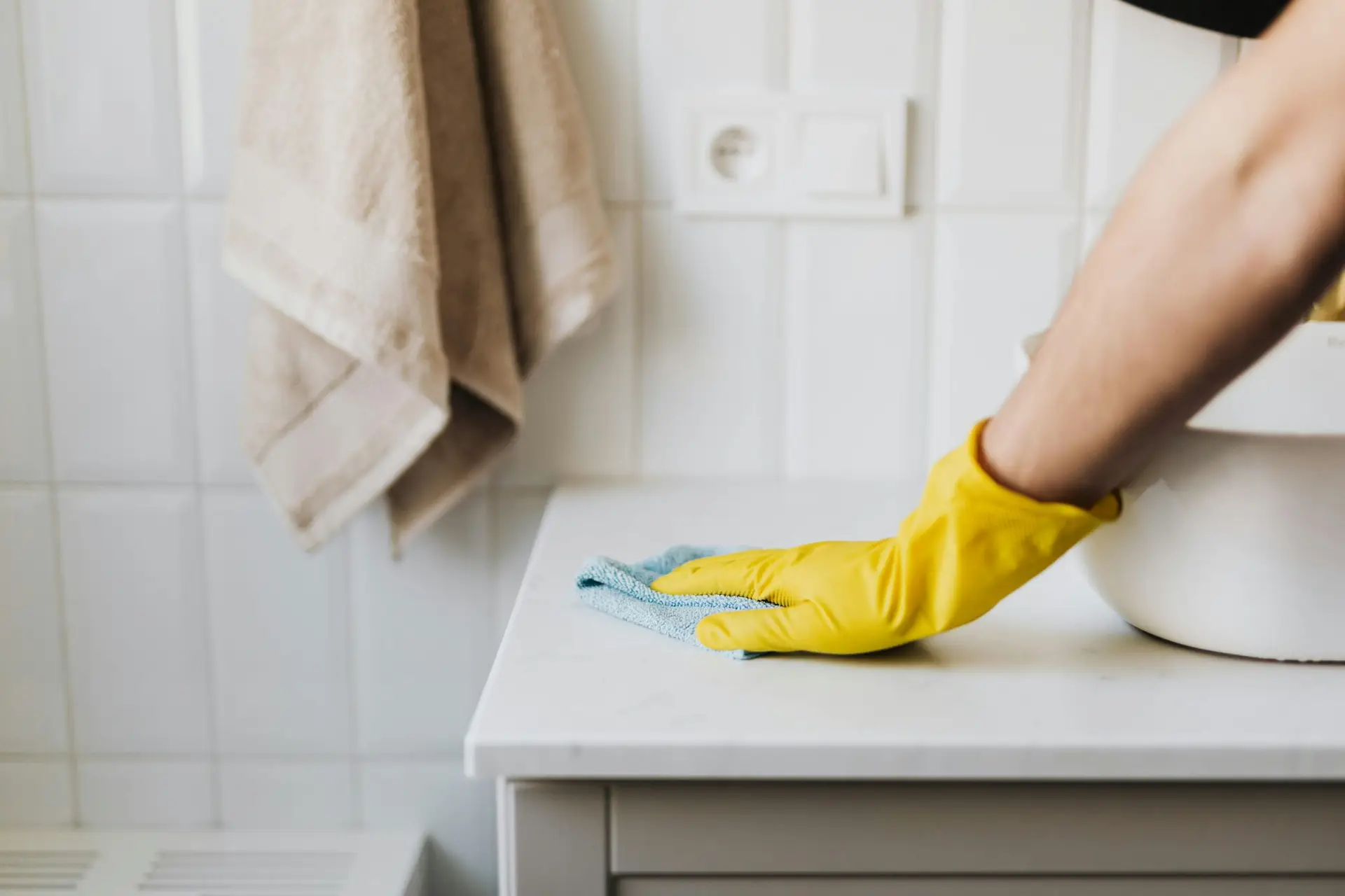 Cleaner performing cleaning in Montreal commercial space