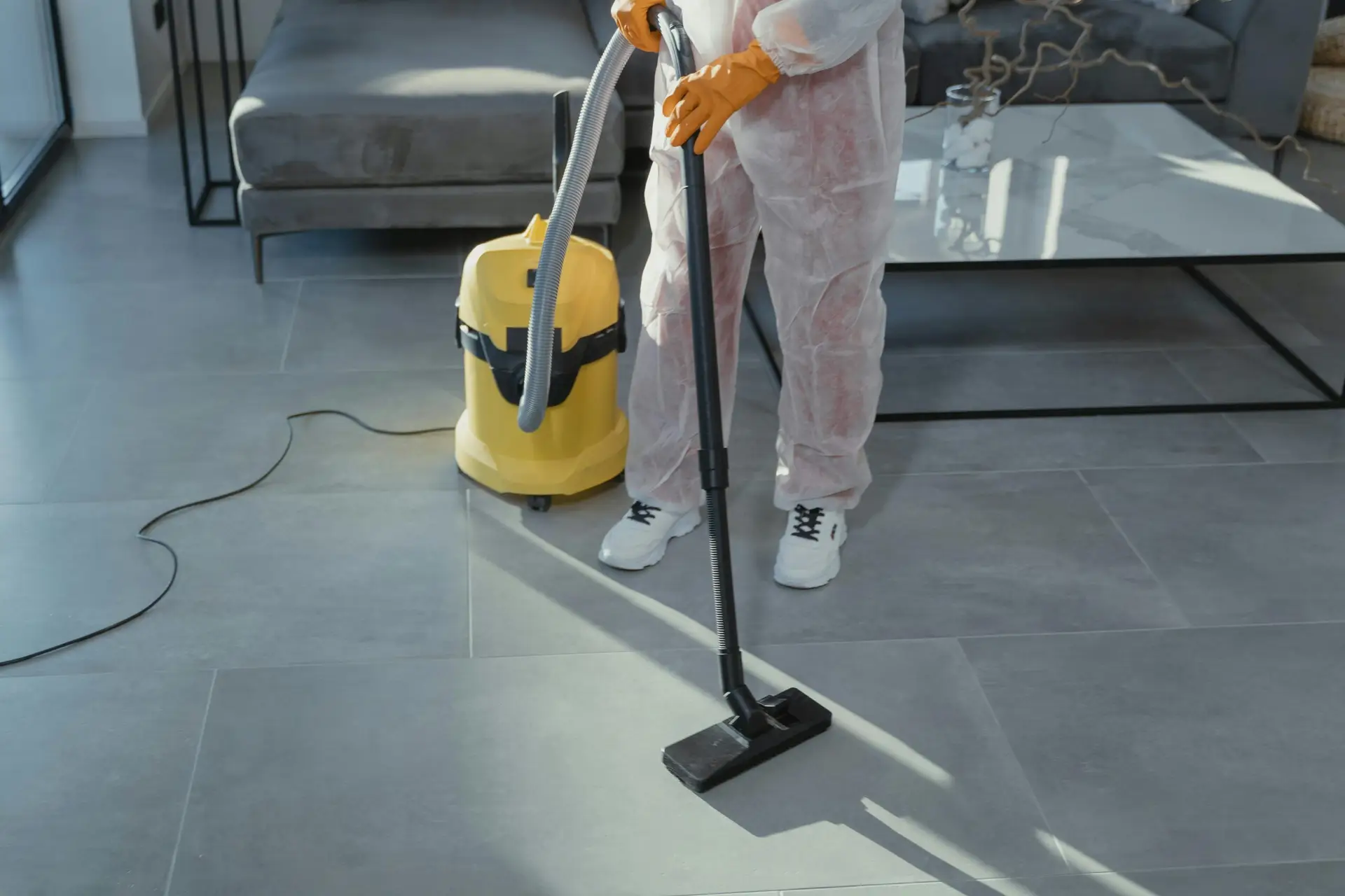 Technician operating industrial vacuum or carpet cleaning for office cleaning in Montreal.