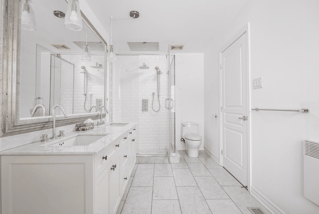 Deep cleaning bathroom montreal